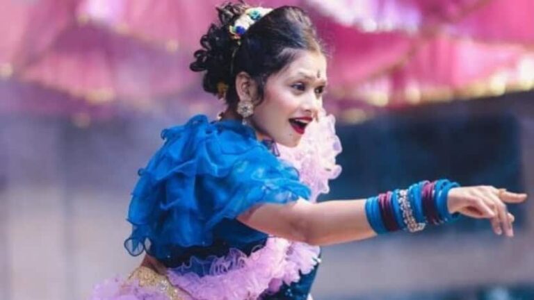 वडिलांच्या निधनानंतर दहीहंडी कार्यक्रमात डान्स केल्यानं गौतमी पाटील ट्रोल!