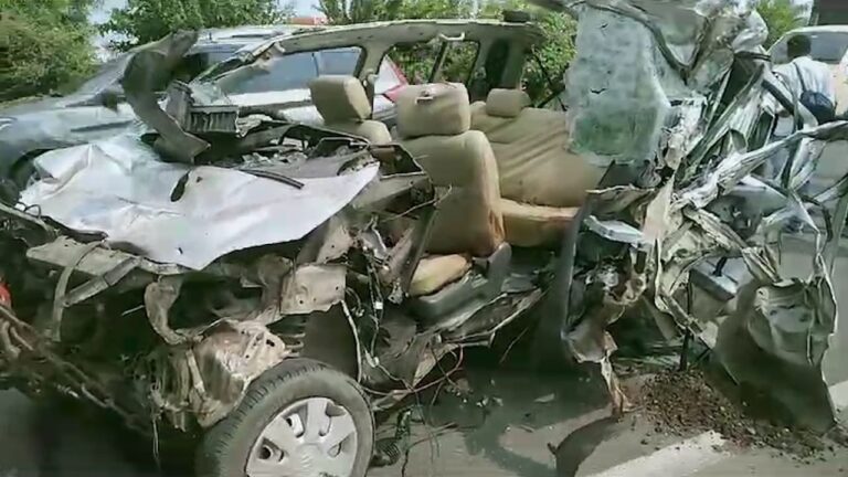 चारचाकीची उभ्या आयशर ट्रकला धडक, भीषण अपघातात बहिण, भाऊ अन् भाचा ठार