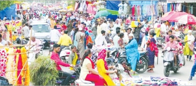 इचलकरंजीत खरेदीला उधाण! दिपावली खरेदीसाठी मुख्य रस्त्यावर नागरिकांची गर्दी