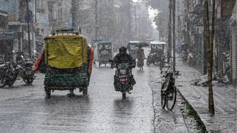 विजांचा कडकडाट, ढगांचा गडगडाट… महाराष्ट्रासह 23 राज्यातील नागरिकांवर संकट, अतिमुसळधार पावसाचा अलर्ट जारी